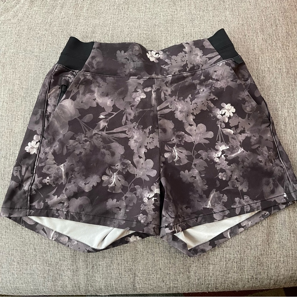Athleta Floral Gray Women's Athletic Shorts